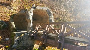 Грот у Замка Коварства и Любви ,Кисловодск.Говорят,в этом гроте пел сам Шаляпин!