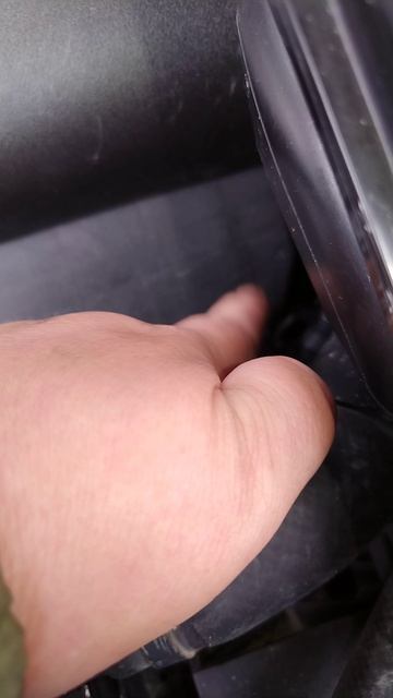 Где находится номер двигателя на Мицубиси аутлендер xl?