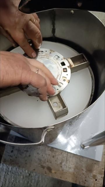 Отжим яблочного сока на прессе.