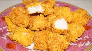 Куриная грудка в панировке из кукурузных хлопьев 😋.