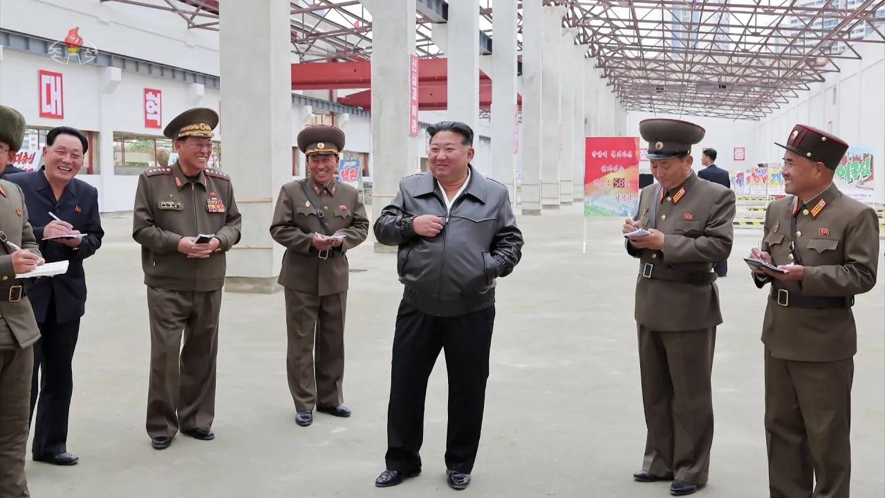 Ким Чен Ын проводит инструктаж на фабрике школьных принадлежностей смотреть онлайн