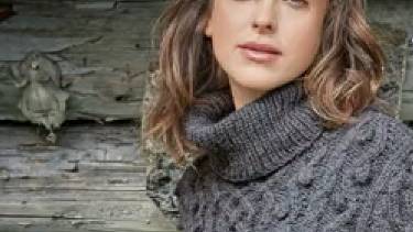 Джемпер с шишечками и арановыми узорами спицами - Вяжем спицами смотреть онлайн