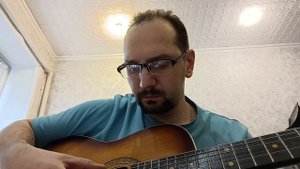 тренирую аккорды на гитаре