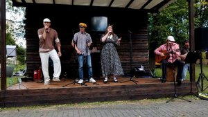 4) Концерт молодежного театра "Гротеск" ("Цыпленок жареный").