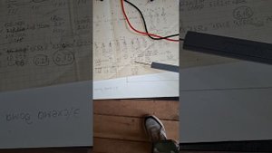 1000039168.mp4 (Собака смотрит на монтаж электропроводки (распайку р/коробок) в доме А-фрейм)