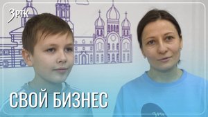 Школьник помогает матери в создании швейной мастерской