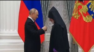 Президент России В.В. Путин вручил орден главе Епархии Армянской Церкви Езрасу Нерсисяну 04.11.2025