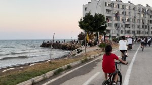 Велосипедная прогулка по набережной в Мерсине (Турции).
