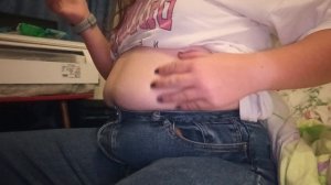 надула живот 2 литрами колы