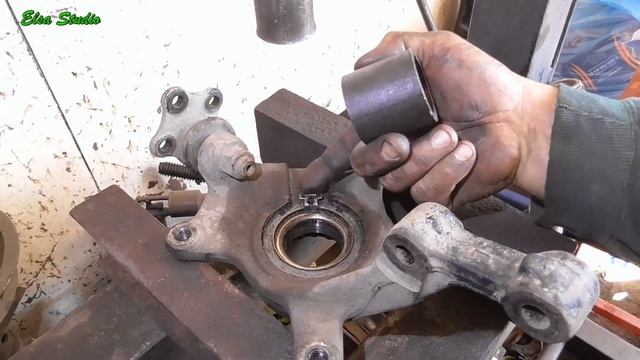 Замена подшипника передней ступицы Renault Trafic смотреть онлайн