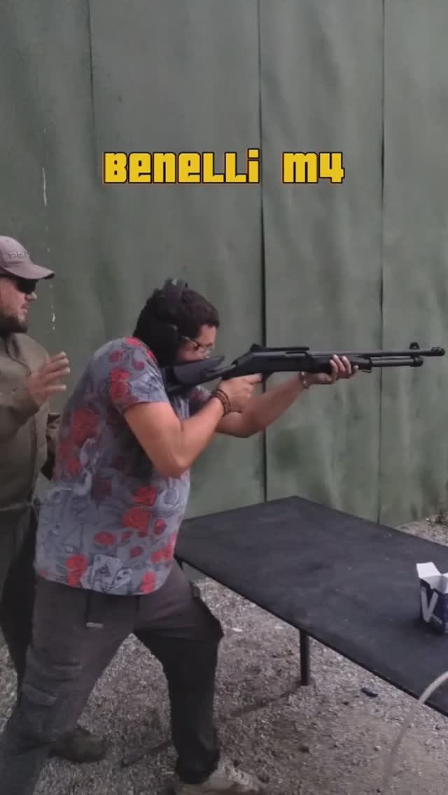 Стреляю из штурмового дробовика Benelli M4