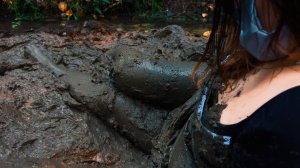 💖 МОЛОДАЯ ДЕВУШКА В ЧЁРНОМ ПЛАТЬЕ И ОБУВИ В ГРЯЗИ