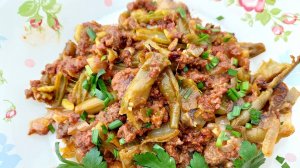 Стручковая фасоль тушеная с фаршем из оленины. Получилось вкусно и сочно.