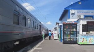 Торговля у поезда на перроне, Мичуринск