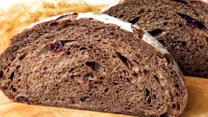 Десертный хлеб с какао и клюквой на закваске