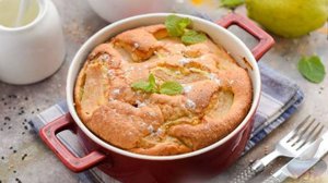 Сочетание груши с фундуком для кого-то станет открытием. ШАРЛОТКА С ГРУШАМИ И ФУНДУКОМ