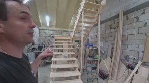 Изготовление лестницы из сосны через площадку в Перми.