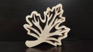 Кленовый лист из дерева вырезанный на лобзиковом станке
