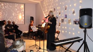 Поет Лиза Лапа, аккомпанемент Инга Белобородова