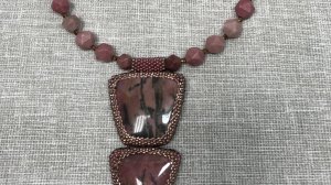 Бусы с кулоном из родонита