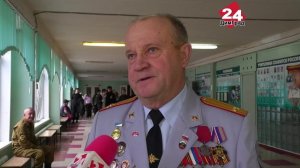 Школьники поздравили полицейских перетягиванием каната и игрой в волейбол