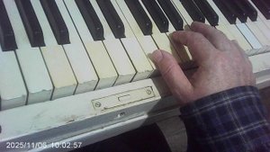 Упражнение сольфеджио: минорные трезвучия от белых клавиш одной октавы