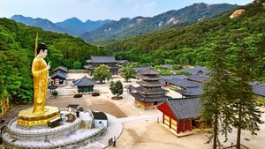 Вид с высоты на буддийский храм Попджуса. Гора Соннисан. Южная Корея.