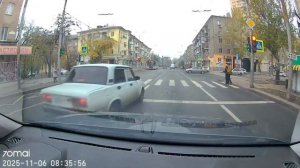 Университетская , Проехал на красный ,чуть не сбил пешеходов.