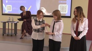 Актриса Елизавета Арзамасова провела творческую встречу с каменскими школьниками.