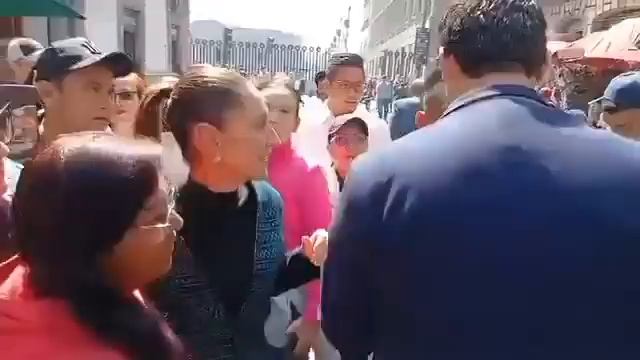 Пьяный мужик пытался поцеловать президента Клаудию Шейнбаум в центре Мехико