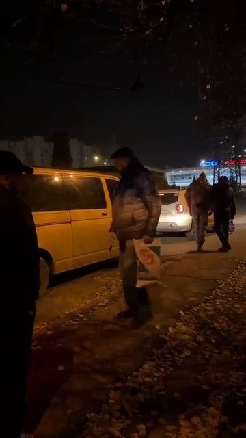 Четверо ТЦК в Харькове за руки и за ноги забрасывают мужика в бус