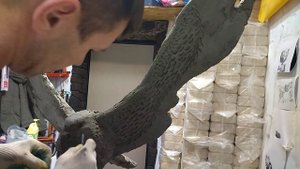 изготовление садовой фигуры орёл из бетона
