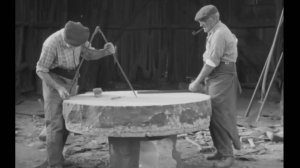 ПОСМОТРИТЕ, как каменщики вручную изготавливали жернова в 1966 году!