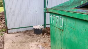 Телевизор, бутыли с мусорки