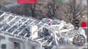 Штурмовики ВС РФ поднимают российский флаг над одним из освобождённых районов Волчанска..mp4