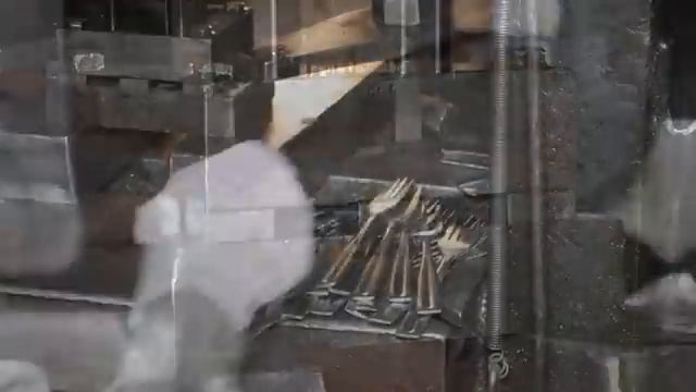 Изготовление ресторанной вилки. Заводское производство смотреть онлайн