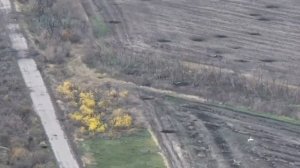 Группа пехоты укронацистов отступает из Красноармейска под минометным обстрелом.