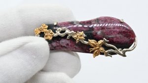 Брошь эвдиалит 61*23мм. Арт: м852501