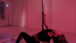 Девушка в Леггинсах на пилоне.Стиль.Мода и Красота.