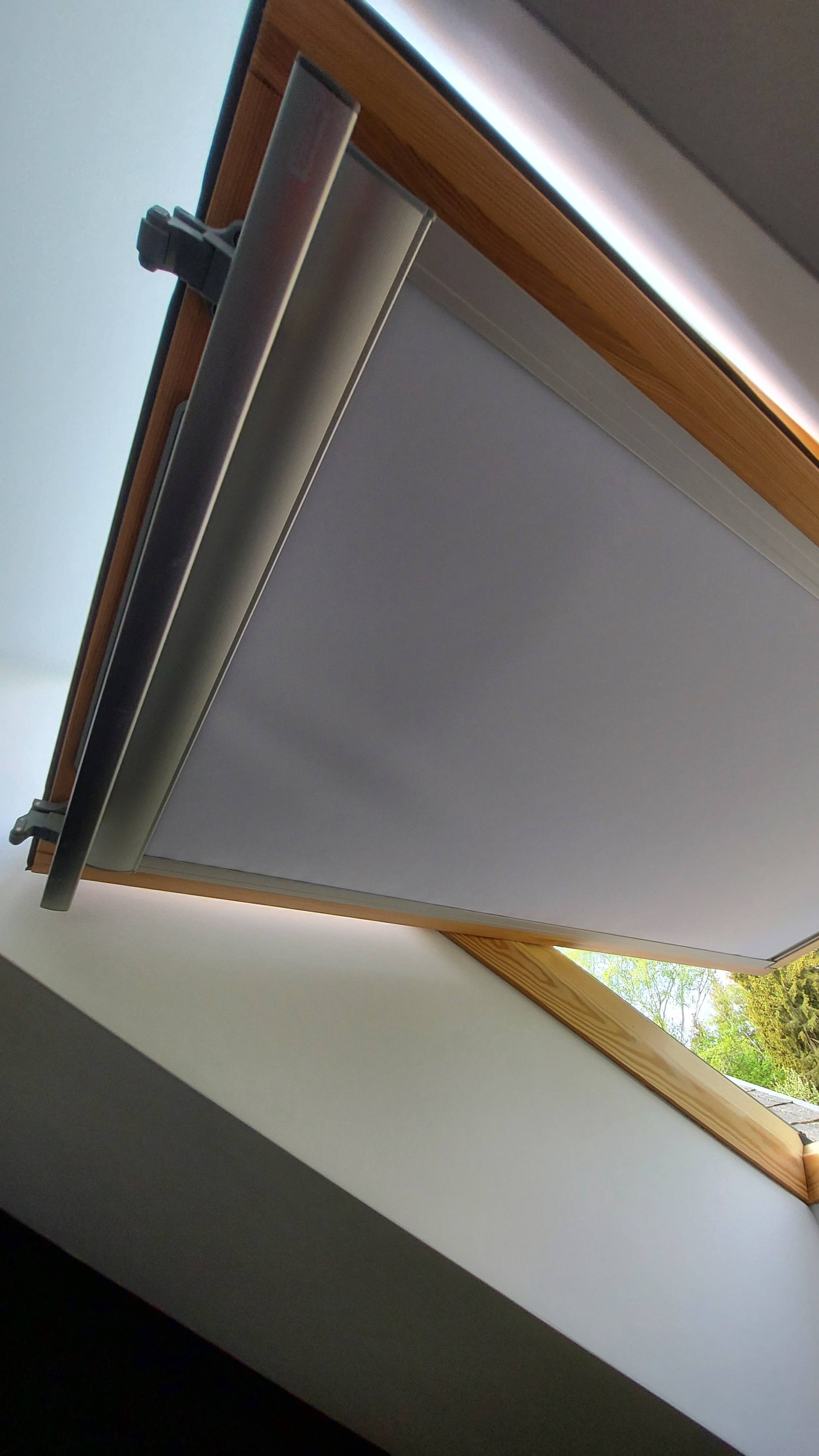 Мансардные рулонные шторы Р-лайт. Ткань Респект блэкаут белый. Фурнитура Серебро