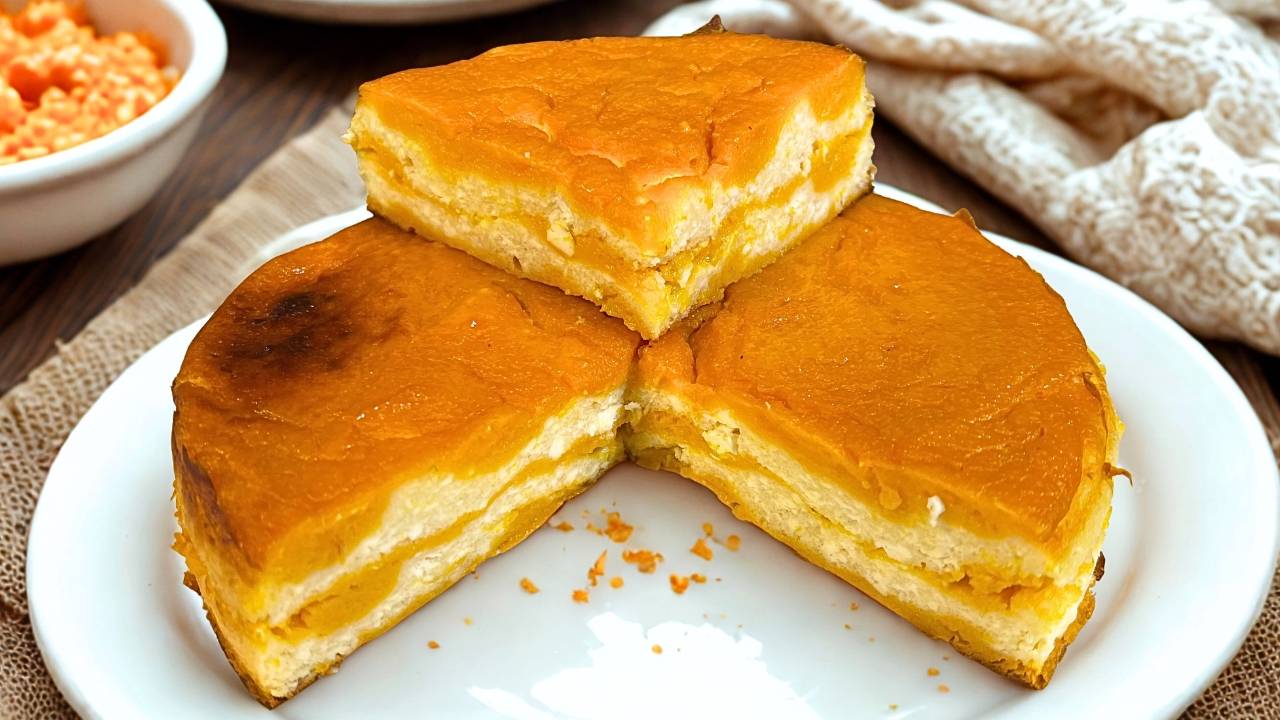 творожная запеканка с тыквой на тарелке