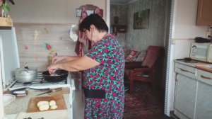 Жизнь в деревне: Хозяйка готовит - Толчёнка с салом и луком. Еда любимая