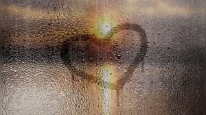 НА СТЕКЛЕ ЗАПОТЕВШЕМ РИСУЮ ОСЕНЬ, ДОЖДЬ И... СЕРДЕЧКО ЛЮБВИ ❤