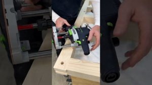 Строительство кровати с деревянным каркасом и большим количеством столярных изделий