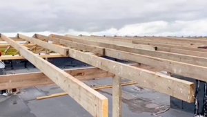 Ещё один многоквартирник Нижневартовска встретит зиму под обновлённой крышей