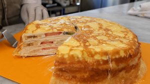 Приготовление блинного торта со свежими фруктами - корейская кухня