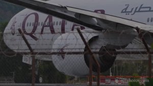 Боинг 777 Катарских авиалиний выруливает на исполнительный и взлетает из аэропорта Пхукета.