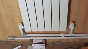 Доделываю пластиковое отопление . Дапаиваю трубы под последним радиатором .