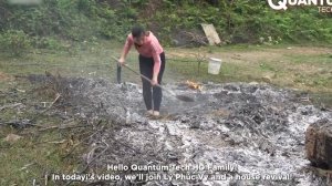 Девушка в одиночку строит дом из кирпича вместо сгоревшего.