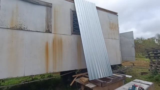 заменил и укрепил (усилил) крышу на вагоне, сделал большой ремонт, устранил протечки, обновил вагон смотреть онлайн